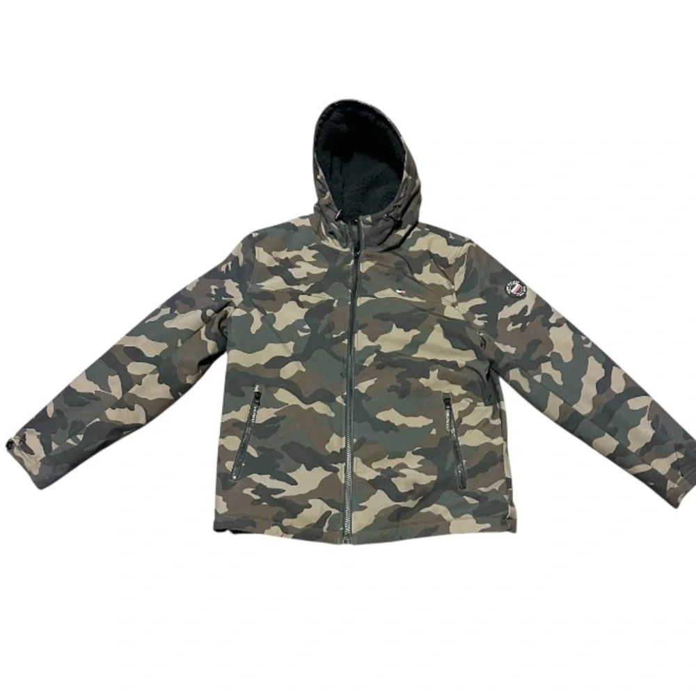Tommy Hilfiger Men’s Sherpa Lined Softshell Hooded Camo Jacket Size M Medium